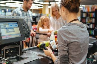 Tchyně řekla manželovi, že má mít ženu s lepší prací. Když jsem řekla, kolik pokladní bere, ztichla - Médium.cz